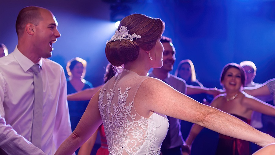 Noivos e convidados formam roda de dança na festa de casamento